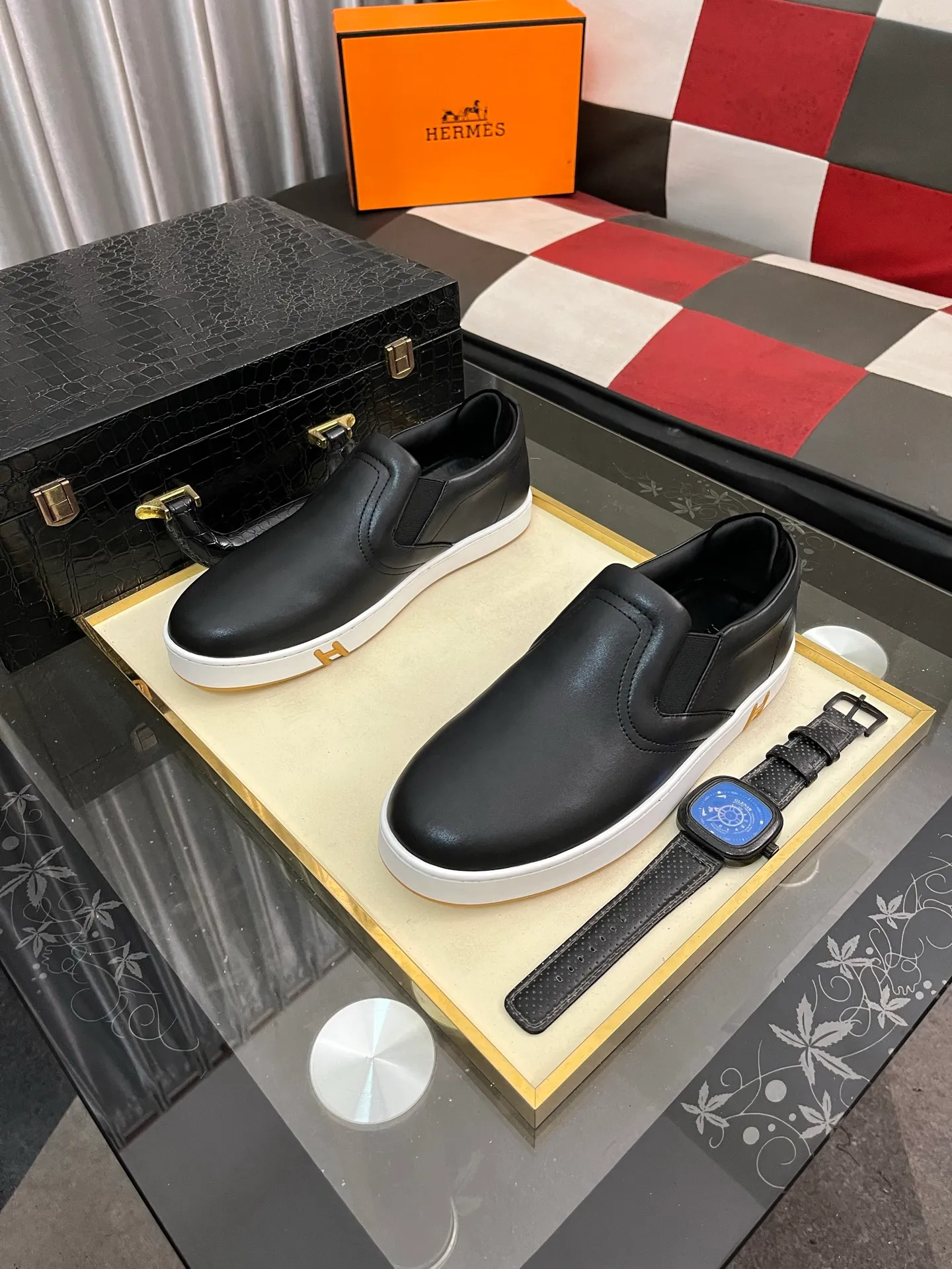 Men's Men's Shoes💰458⌚️⌚️HERMES/Hermès Hugo sneakers are casual men's shoes. These sneakers are made of imported first-layer cowhide leather and breathable mesh design. The contrasting color design creates a dynamic and modern shape. The front end of the toe is decorated with natural-color rubber inlays, making it novel and fashionable. The texture is incomparable, with cowhide lining and cowhide foot pads, the upper foot is comfortable and breathable, and the rubber sole is decorated with geometric patterns and iconic "H" details. A very personal one! Size: 38-44
